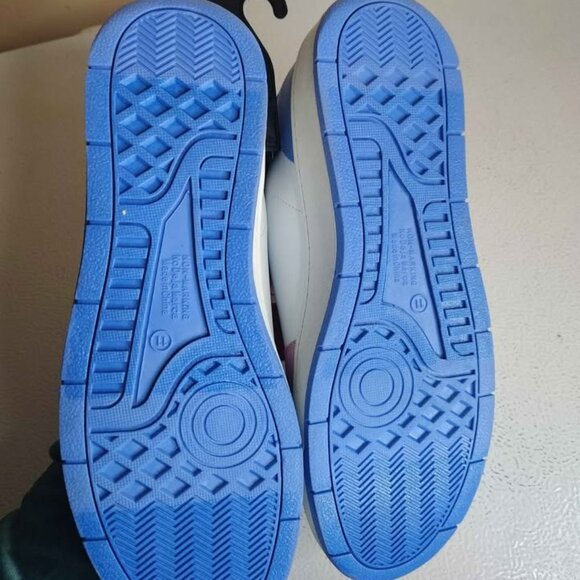 NEW NWT ADULT Woman's size 11 Hello Kitty Sneakers street wear - Picture 6 of 7